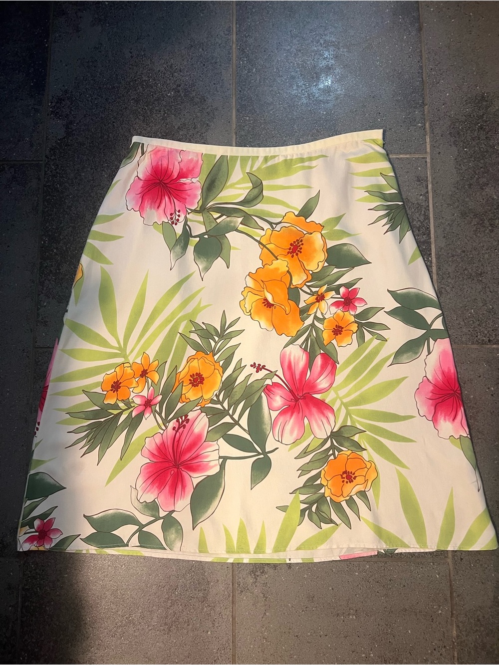 Vintage Hilo Hattie Hawaii Floral
Tropical Skirt. 100% Silk. Size M. EUC